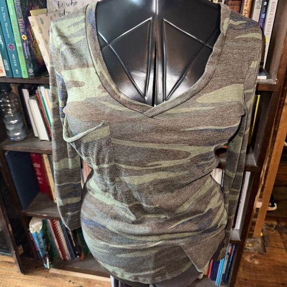 Z Supply green v-neck camo M slub cozy basic long sleeve tee - Picture 1 of 3